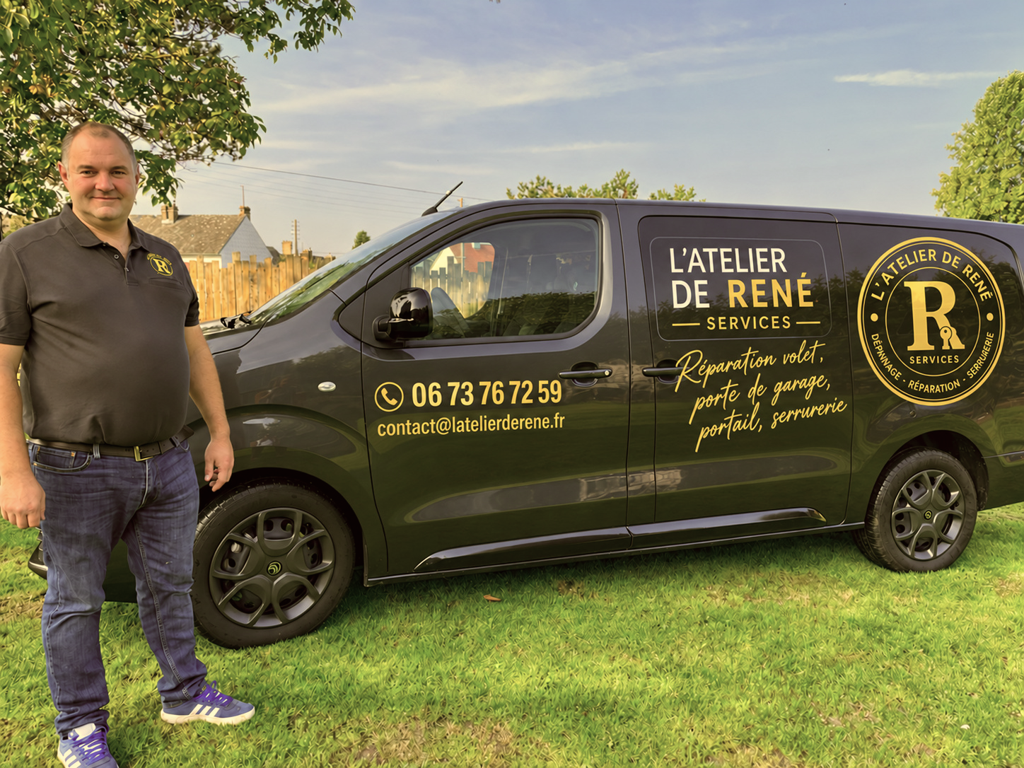 Gauthier devant son camion atelier